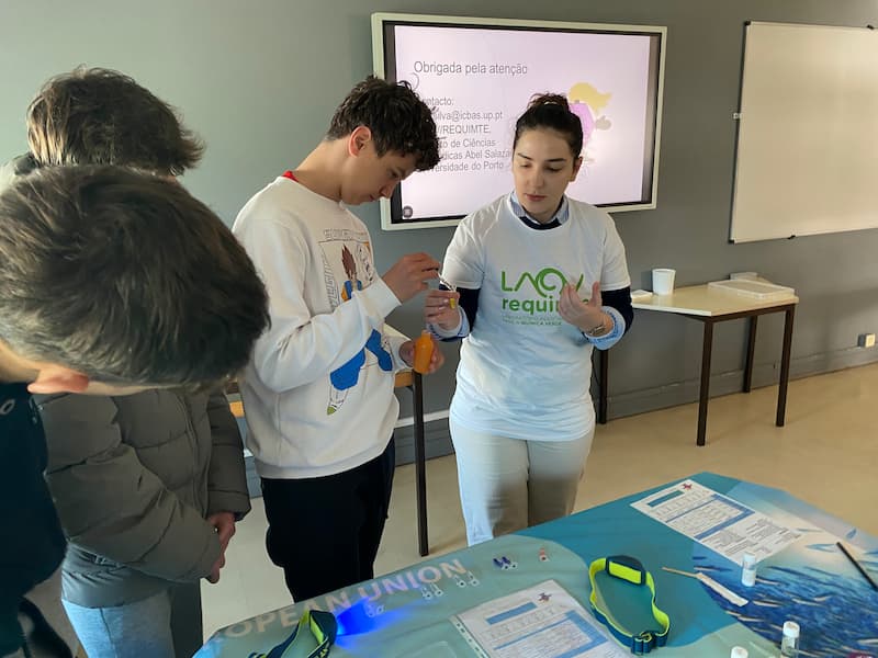 Alunos do 9.º ano exploram kit de sensores reciclados no Living Lab da Ria de Aveiro 