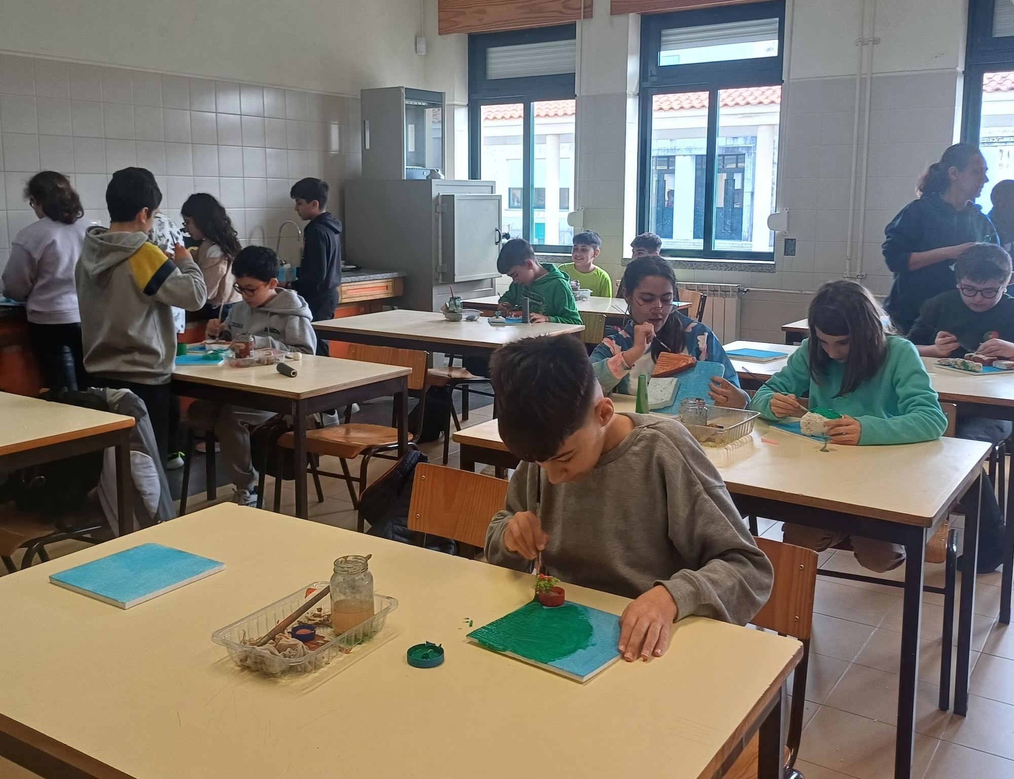 Alunos do 6.º ano transformam lixo marinho em arte no Agrupamento de Escolas da Murtosa
